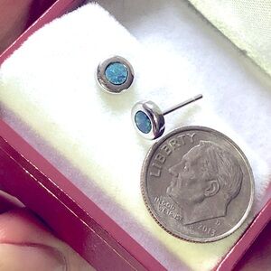18k 750 White Gold Lightning Ridge Australian Opal bezel set studs